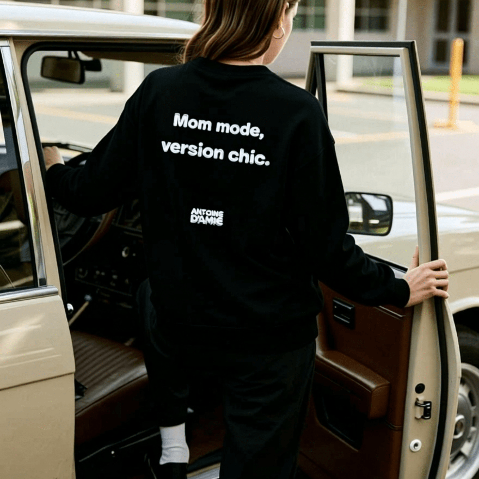 "MOM MODE, VERSION CHIC." Embroidered Crewneck - Antoine D'Amie